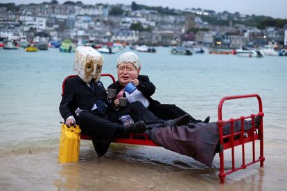 Dos activistas del grupo Ocean Rebellion protestan disfrazados en St Ives Harbour, Reino Unido, donde se celebra la cumbre del G-7.
