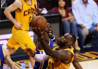 Ezeli trata de evitar un lanzamiento de LeBron James.