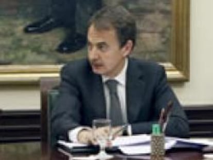 Zapatero junto con los ministros en el Consejo de Ministros extraordinario para prorrogar el estado de alarma en el control aéreo