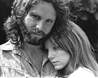 Jim Morrison con su novia Pamela Courson en  1969.