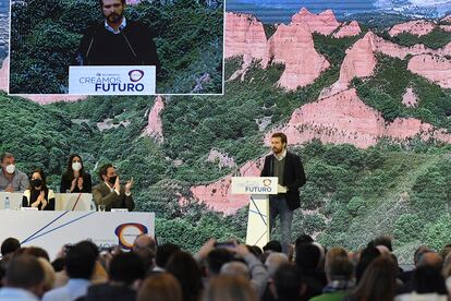 El líder del PP, Pablo Casado, interviene en el XIV Congreso regional del Partido Popular, este domingo en León.