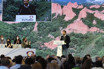 El líder del PP, Pablo Casado, interviene en el XIV Congreso regional del Partido Popular, este domingo en León.