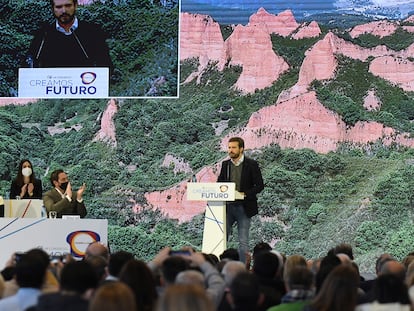 El líder del PP, Pablo Casado, interviene en el XIV Congreso regional del Partido Popular, este domingo en León.