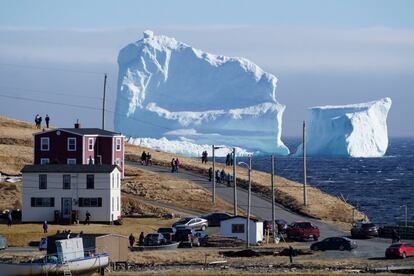 Residentes observan el primer iceberg de la estación en la Costa Sur, cerca de Ferryland Newfoundland (Canadá), conocido como el iceberg Alley. El 16 de abril de 2017.