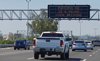 Una señal de tráfico alerta en Arizona (EE UU) del uso de 'Pokémon Go'.