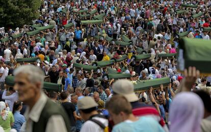 Miles de musulmanes se han reunido en torno a Srebrenica, en Bosnia oriental, en el 18º aniversario de la masacre perpetrada por las fuerzas serbias, que acabó con la vida de 8.000 hombres y niños en el espacio de unos pocos días durante la Guerra de Bosnia (1992-1995).