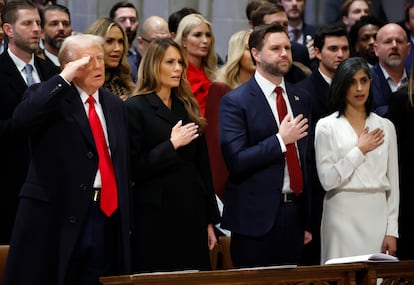 Donald y Melania Trump, el vicepresidente J.D. Vance y su esposa, Usha, ayer en la Catedral Nacional de Washington.