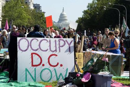 Manifestantes solidarios con el movimiento Ocupa Wall Street protestan en el centro de Washington.