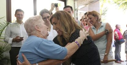 Susana Díaz, en una visita a una residencia de Terque.