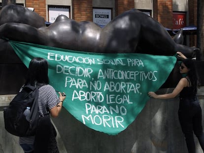 Dos mujeres protestan a favor del aborto en una escultura del artista Fernando Botero, en Medellín (Colombia)