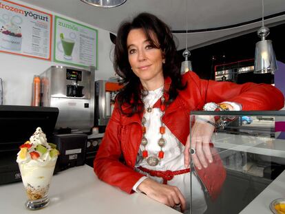 Ana Picó, responsable de Ö! My Good, con uno de los yogures que comercializa.