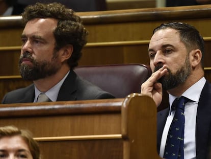 Vox leader Santiago Abascal (r) in Congress on Monday.