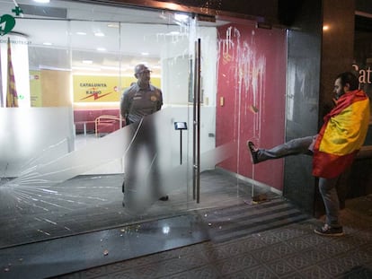 Un manifestante da una patada a la puerta de la emisora de Catalunya Radio. 