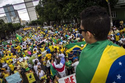 Manifestantes protestan contra el gobierno en Manaos, Brasil.