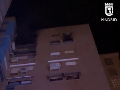 Captura de vídeo donde se muestra el edificio afectado por un incendio en el número 7 de la calle Cullera de Madrid, esta madrugada.