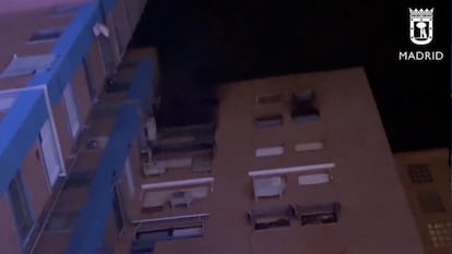 Captura de vídeo donde se muestra el edificio afectado por un incendio en el número 7 de la calle Cullera de Madrid, esta madrugada.