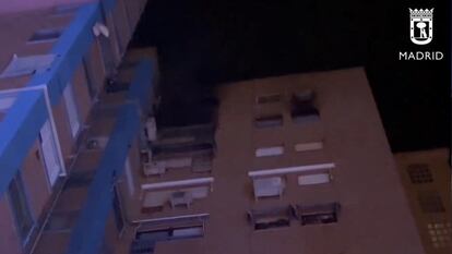 Captura de vídeo donde se muestra el edificio afectado por un incendio en el número 7 de la calle Cullera de Madrid, esta madrugada.