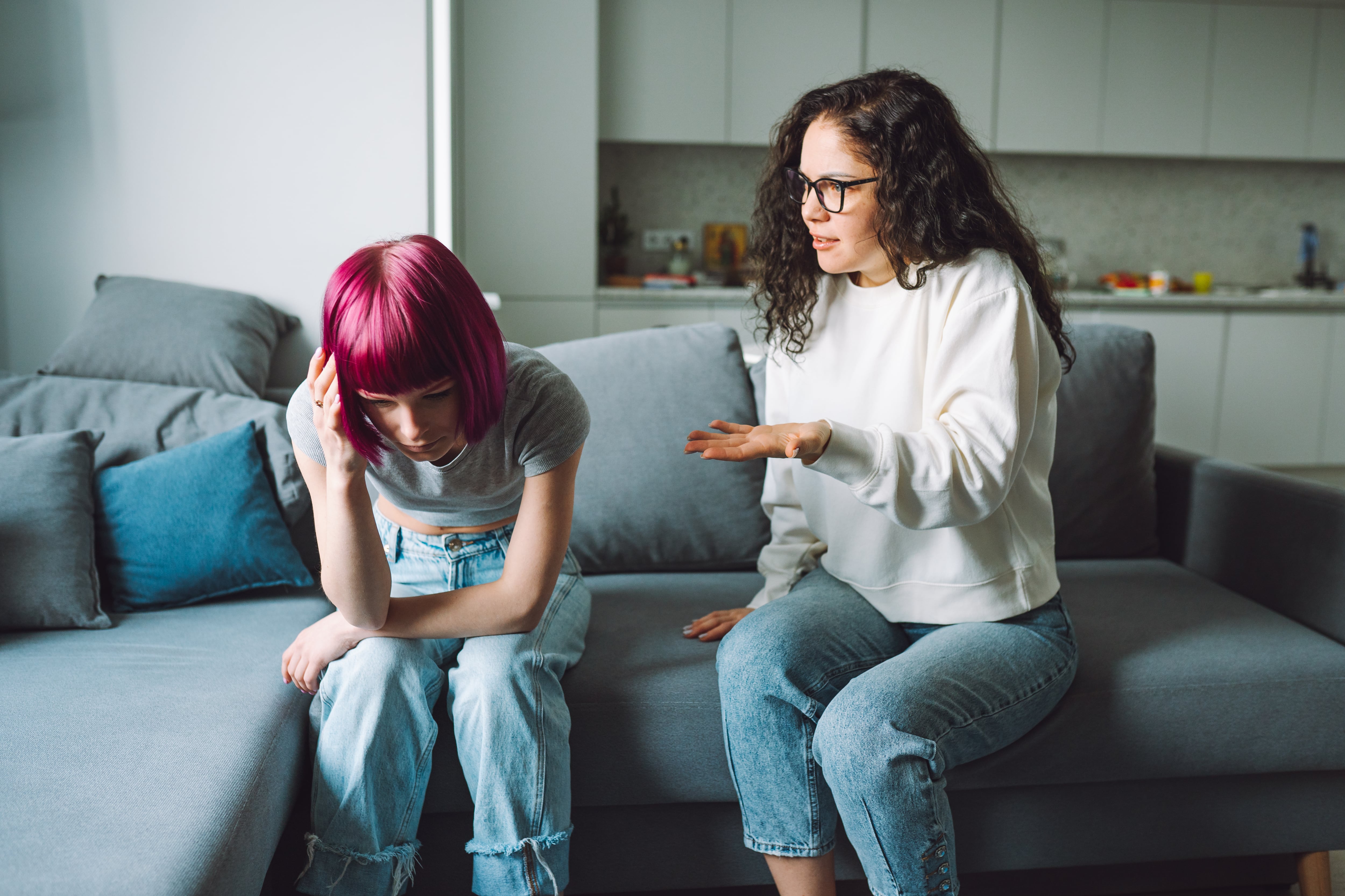 “¡Menudas pintas!”: discutir con tu hijo adolescente por su corte de pelo, ¿vale la pena? 