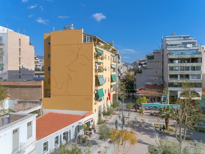El mural de Ilias Papailiakis 'To Fili' ('El beso'), en el barrio de Metaxourgeio, en Atenas.