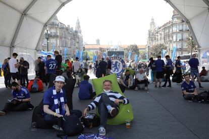 Ambiente en la Fan Zone de la avenida de los Aliados de la ciudad de Oporto (Portugal), en la que se concentran los hinchas del Chelsea.