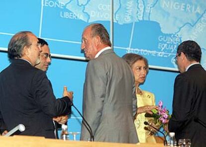 Pedro Solbes (a la izquierda), junto al gobernador del Banco de España, Jaime Caruana, y los Reyes.