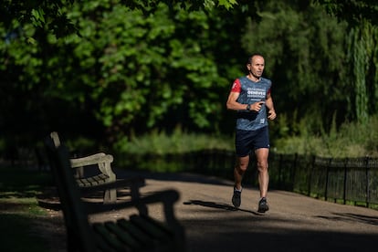 Un hombre corría el 15 de junio en St. James`s Park, en Londres.