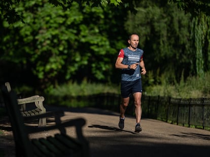 Un hombre corría el 15 de junio en St. James`s Park, en Londres.