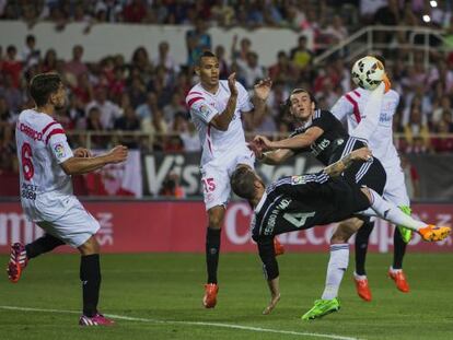 Ramos intenta una chilena ante el Sevilla.