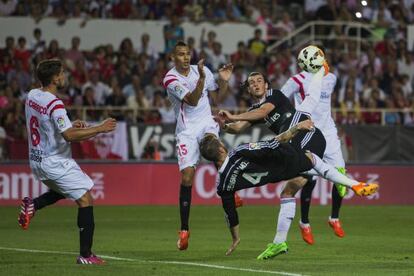 Ramos intenta una chilena ante el Sevilla.