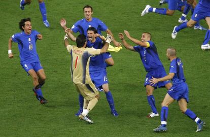 Os jogadores da seleção italiana correm para abraçar Buffon depois da vitória italiana, nos pênaltis, diante da França, na final da Copa do Mundo da Alemanha, em 2006. Foi a quarta Copa do Mundo vencida pela Itália.