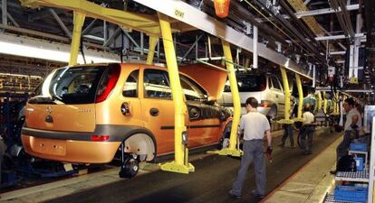 Trabajadores de la planta zaragozana de General Motors en Figueruelas.