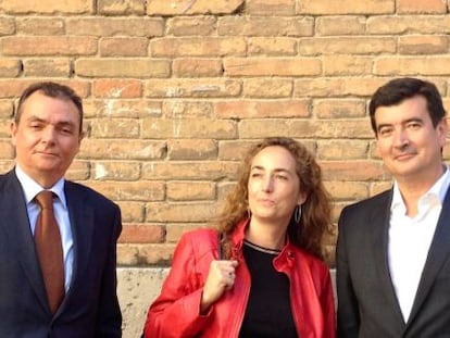 Salvador Navarro, presidente de la CEB, a la izquierda, con los candidatos de Ciudadanos Carolina Punset y Fernando Giner.