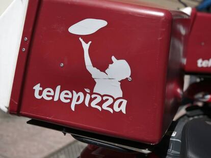 Logotipo de Telepizza en las motos de los mensajeros de la empresa, en Madrid. 