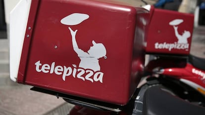 Logotipo de Telepizza en las motos de los mensajeros de la empresa, en Madrid.