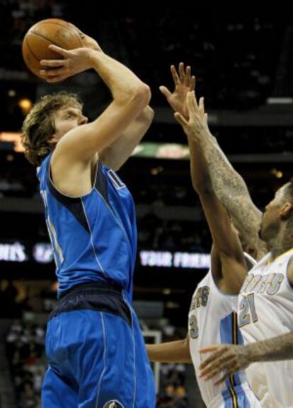 Dirk Nowitzki lanza a canasta ante la oposición de Corey Brewer y Wilson Chandler