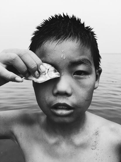 Un niño en la orilla, YanTai ShanDong (China).