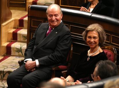 Los reyes eméritos Juan Carlos y Sofía, en el hemiciclo del Congreso de los Diputados.
