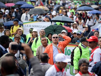 Maestros se manifiestan en Bogotá (Colombia), el 28 de febrero de 2023.