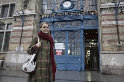 Sarolta Molnar, profesora de Derecho, hace sus compras en uno de los mercados del centro de Budapest, Hungría. "En el Comunismo la gente no tenía opciones", dice. "Ahora que la gente viaja más y conocen más variedad, se dan cuenta de que hay diferencias. También de que no son justas”, apunta.