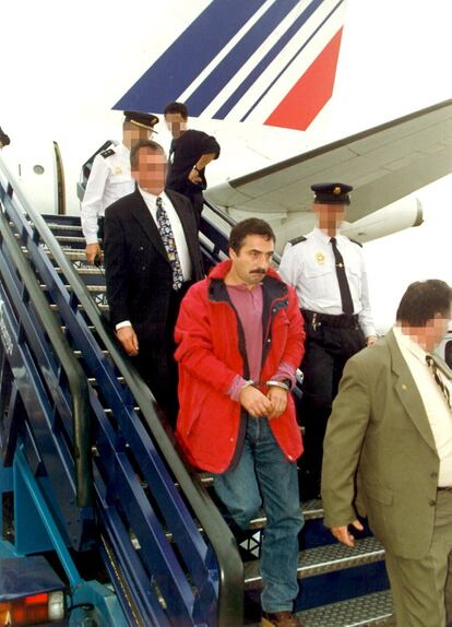 Iñaki de Lemona, en 1999 en el aeropuerto de Barajas, tras entregarlo la policía francesa a España.