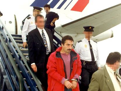 Iñaki de Lemona, en 1999 en el aeropuerto de Barajas, tras entregarlo la policía francesa a España.