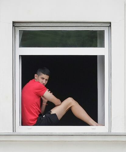 Uno de los miembros del Fuenlabrada en el hotel Finisterre de A Coruña donde varios jugadores y miembros del equipo técnico permanecen aislados.