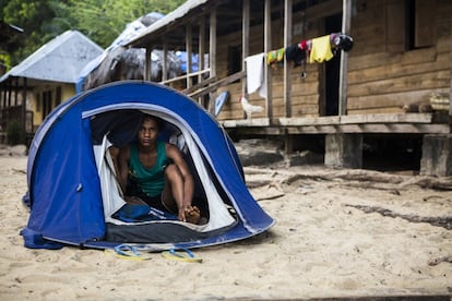 Otro surfista, Samuel, se despierta de la siesta. Duerme en una pequeña tienda de campaña en la playa, junto al enclave deportivo. 