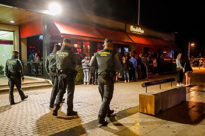 Varios agentes de Guardia Civil pasean por el puerto de Sanxenxo para informar en cada uno de los locales de ocio nocturno sobre las nuevas medidas en el primer sábado de apertura.