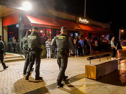 Varios agentes de Guardia Civil pasean por el puerto de Sanxenxo para informar en cada uno de los locales de ocio nocturno sobre las nuevas medidas en el primer sábado de apertura.