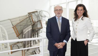 Brufau y Grandes, delante de 'Rinzen', de Tàpies, en el Macba.