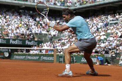 Nadal resta un servicio de Djokovic durante la final masculina de Roland Garros 2014.
