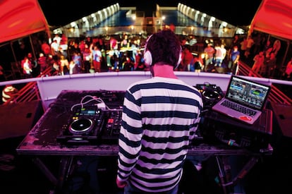 Fiesta en la discoteca del barco de Balearia Abel Matutes en su trayecto por el Mediterráneo, desde Valencia a Ibiza. En primer término, el DJ Wally López.