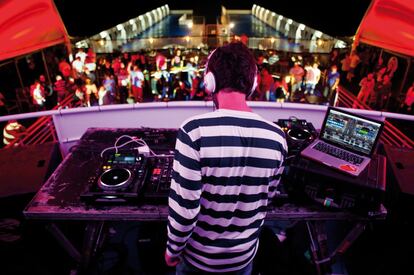 Fiesta en la discoteca del barco de Balearia Abel Matutes en su trayecto por el Mediterráneo, desde Valencia a Ibiza. En primer término, el DJ Wally López.