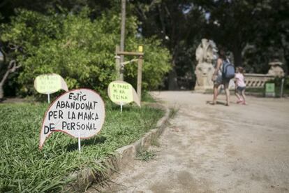 Els treballadors denuncien el deteriorament de les àrees verdes.